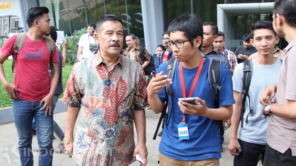 Manajer%20Persib%20Bandung%2C%20Umuh%20Muchtar%20%28tengah%29%20sekaligus%20salah%20satu%20penggagas%20Kelompok%2085.