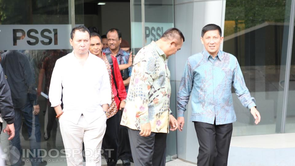 Para anggota K85 saat keluar dari kantor PSSI.