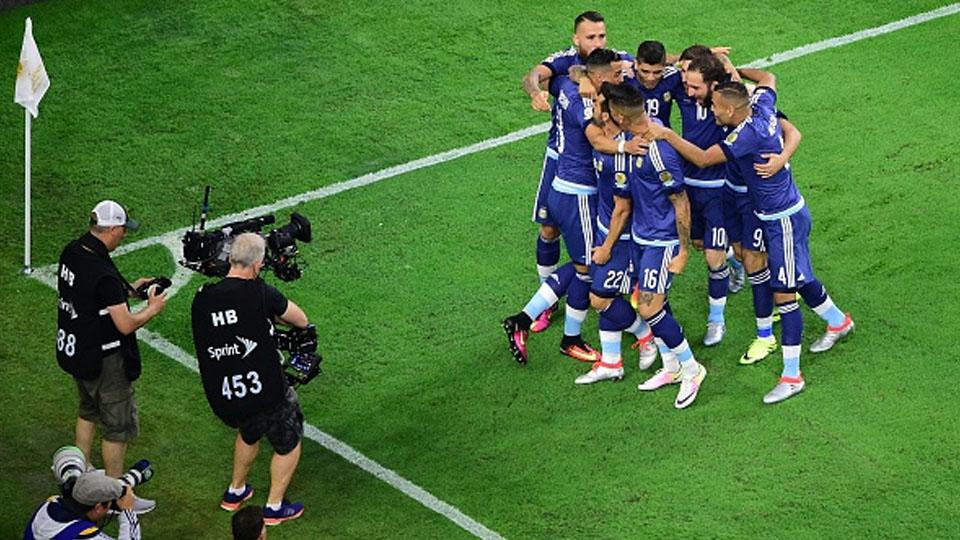 Pemain Argentina selebrasi di menit 32 usai Lionel Messi membuat gol dengan tendangan bebas. - INDOSPORT