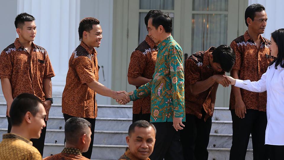 Presiden Joko Widodo (tengah) menyalami para atlet yang akan berlaga di Olimpiade 2016 saat acara pelepasan di Halaman Istana Negara, Rabu (22/06/16).