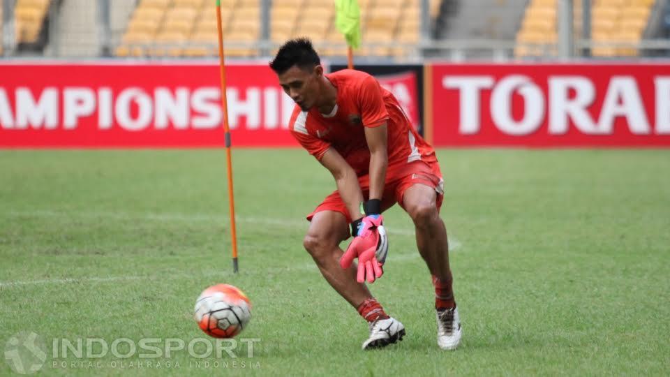 Pemain belakang, Maman Abdurahman juga berkesempatan menjadi kiper dalam latihan. Copyright: Herry Ibrahim/Indosport