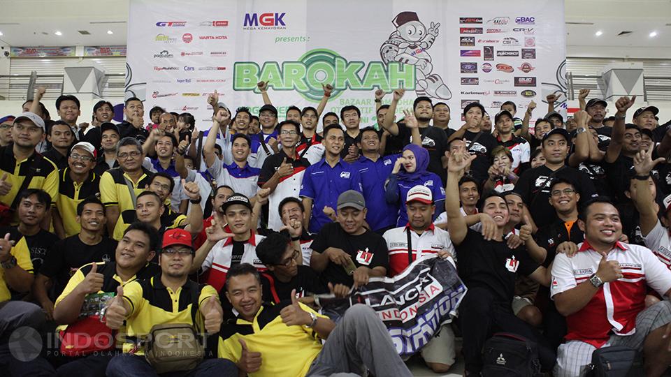 32 Komunitas Otomotif foto bersama di acara Barokah 2016 yang diselenggarakan di MGK Kemayoran, Sabtu (24/06/16).