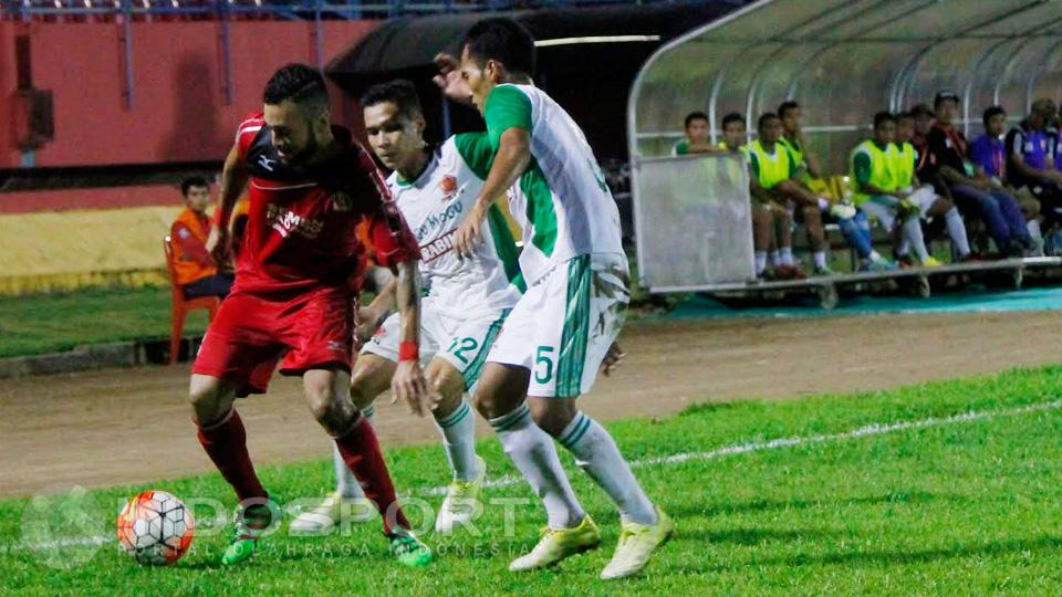 Dua Pemain PS TNI, Erwin Ramdani dan Syaiful Ramadhan mengapit pemain Semen Padang, Marcel Silva Sacramento. Copyright: Taufik Hidayat/INDOSPORT