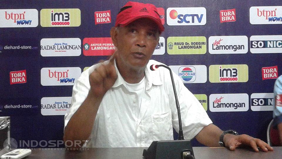 Pelatih Persela Lamongan, Sutan Harhara. - INDOSPORT