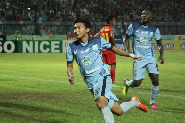 Striker%20Persela%20Lamongan%2C%20Dendy%20Sulistyawan%20melakukan%20selebrasi%20usai%20mencetak%20gol%20ke%20gawang%20Barito%20Putera.