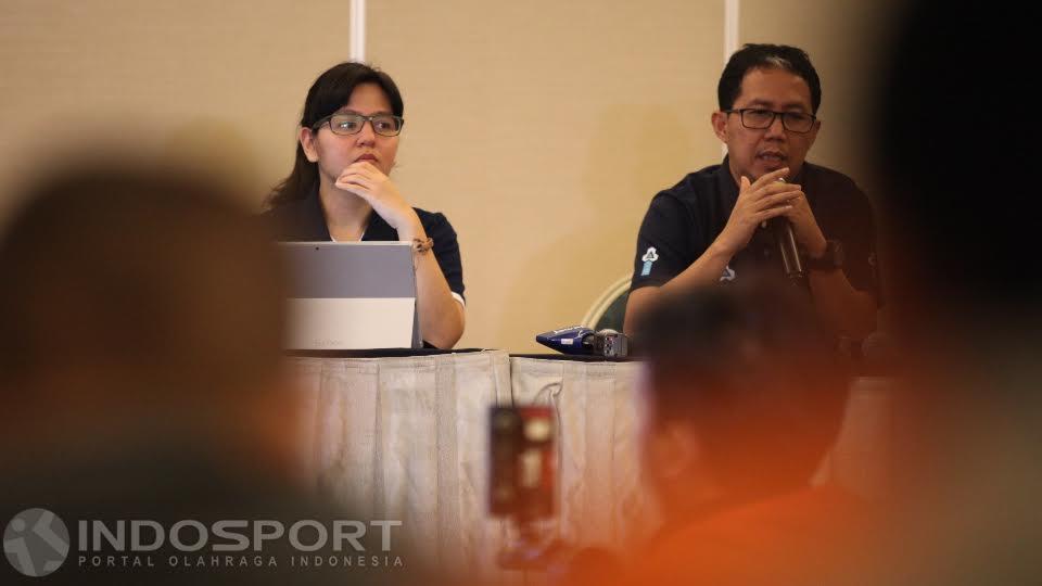 Direktur Kompetisi dan Regulasi PT GTS Ratu Tisha (kiri) bersama Direktur Umum PT GTS Joko Driyono (kanan) saat jumpa pers terkait perkembangan kompetisi ISC di Jakarta, Rabu (29/06/16). Copyright: Herry Ibrahim/Indosport