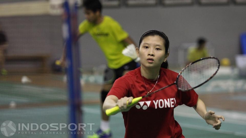 Aksi pemain ganda campuran, Debby Susanto mengembalikan shutlecock. Copyright: Herry Ibrahim/INDOSPORT