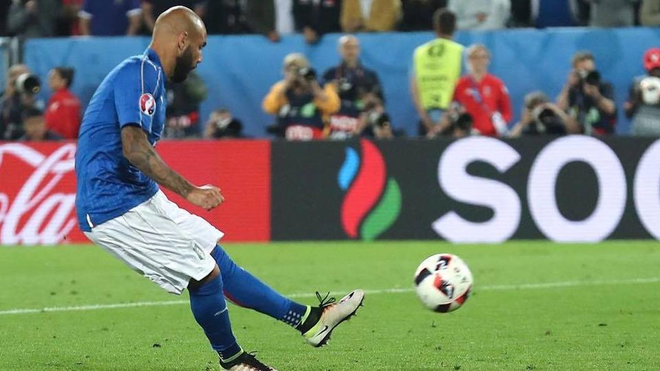 Gaya unik Penyerang Italia, Simone Zaza, saat tendangan penalti di Matmut Atlantique, Perancis, Minggu (03/07/16). Copyright: INTERNET