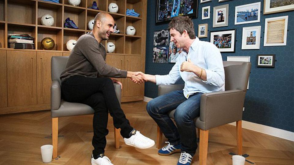 Sesi wawancara Noel Gallagher dengan pelatih anyar Man City, Josep Guardiola. Copyright: INTERNET