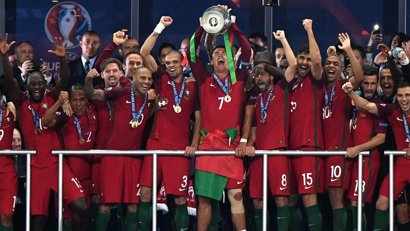 Cristiano Ronaldo dari Portugal (tengah) mengangkat trofy UEFA Euro 2016 Copyright: Internet