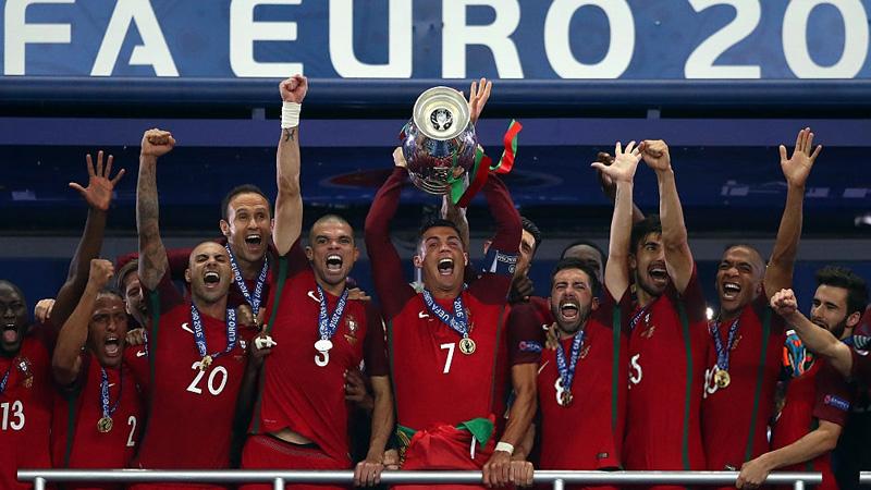 Cristiano Ronaldo dari Portugal (tengah) mengangkat trofy Juara UEFA Euro 2016 Copyright: Internet