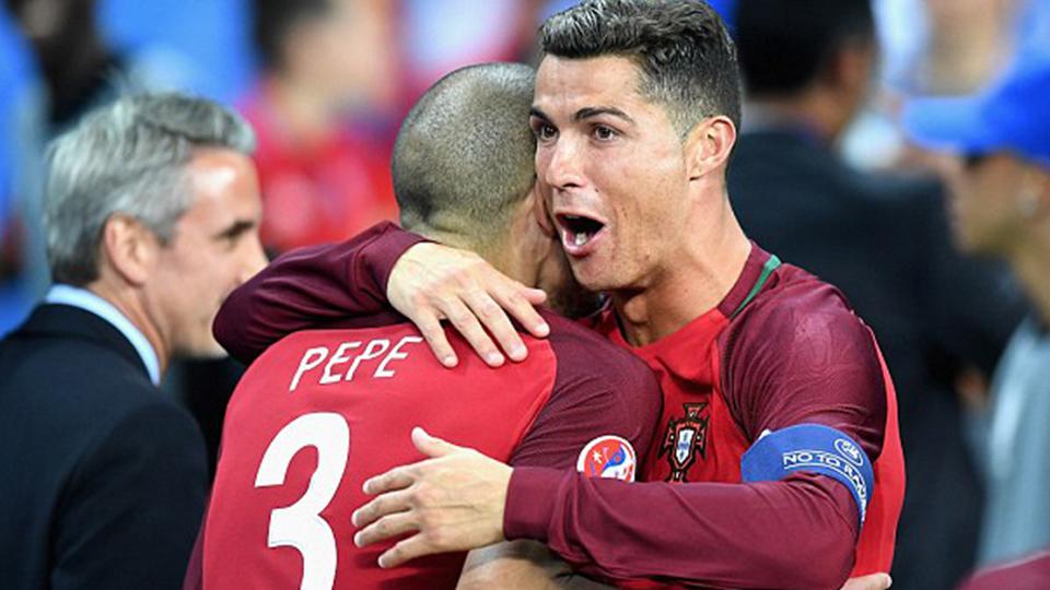 Pepe memeluk Cristiano Ronaldo usai laga final Euro 2016 yang sukses dimenangkan oleh Portugal. Copyright: INTERNET