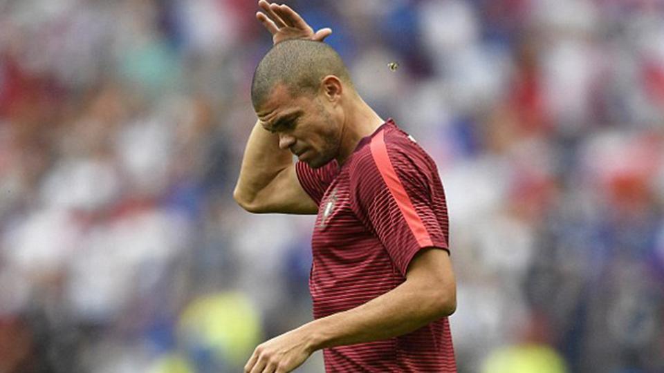 Bek Portugal, Pepe sempat mendapat serangan sejumlah serangga sebelum kick off babak final Euro 2016. Copyright: INTERNET