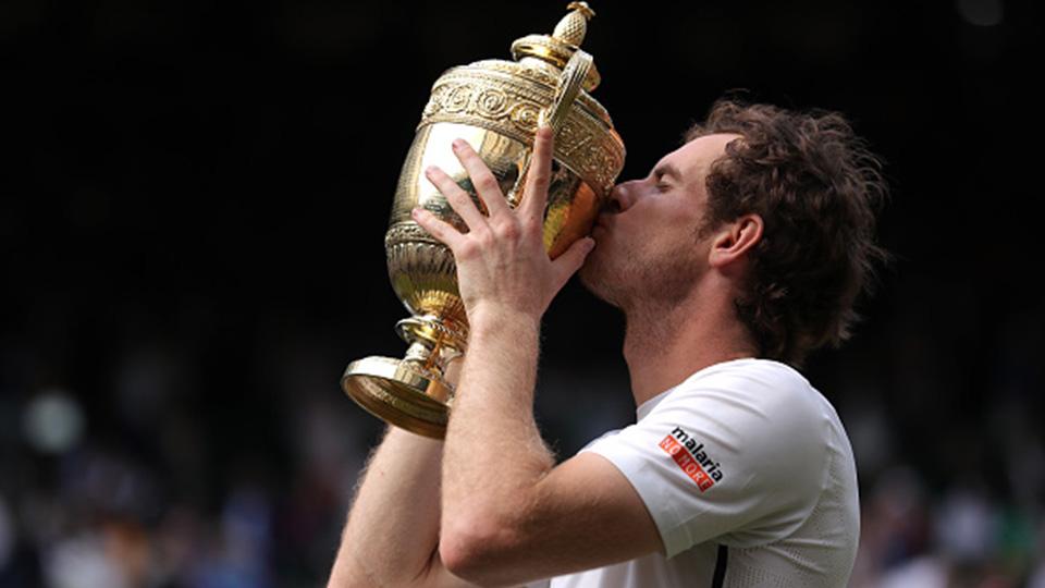 Andy Murray mencium trofi Wimbledon. Copyright: INTERNET