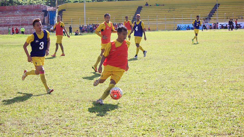 Winger Semen Padang, Riko Simanjuntak (kanan) saat sedang berlatih dengan koleganya. Copyright: TAUFIK/INDOSPORT