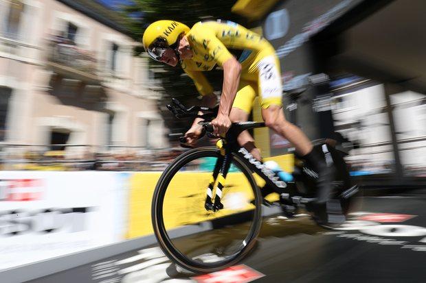 Chris Froome dengan jersey kuning sedang melaju di Tour de France - INDOSPORT