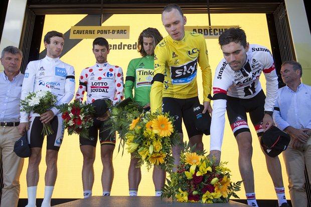 Chris Froomer (ketiga dari kanan) bersama rekan pembalap sepeda menaruh karangan bunga untuk korban Nice - INDOSPORT