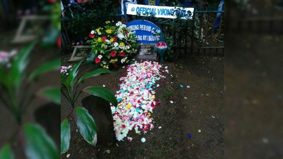 Makam mendiang Ayi Betik, pentolan suporter fanatik Persib Bandung. - INDOSPORT