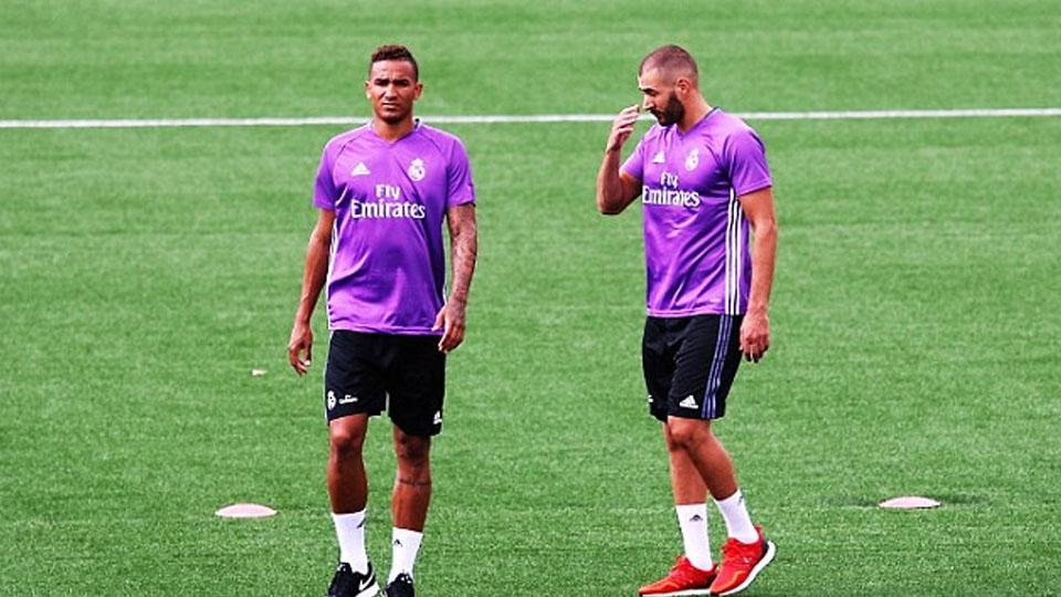 Danilo (kiri) dan Karim Benzema (kanan) dalam sesi latihan. Copyright: INTERNET