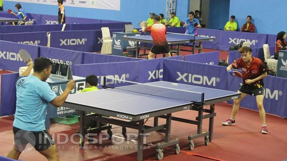 Sejumlah atlet tenis meja sedang bertanding. Copyright: Beny Rahardjo/INDOSPORT