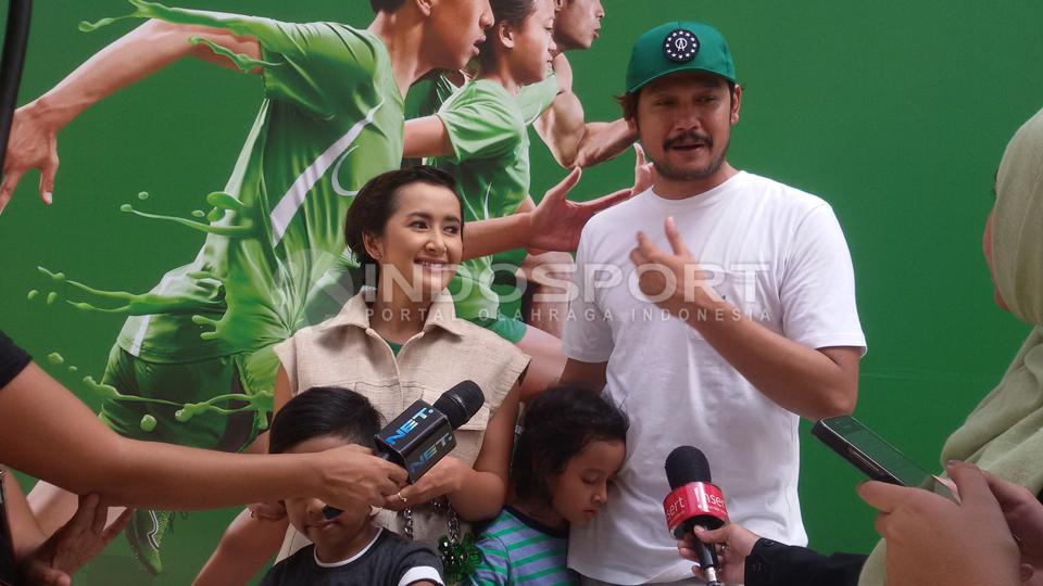 Dwi Sasono dan Widi Mulia bersama kedua anaknya saat mengikuti lomba lari di kawasan Kuningan, Jakarta. - INDOSPORT