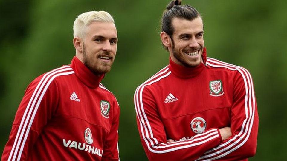 Pemain timnas Wales, Aaron Ramsey (kiri) dan Gareth Bale. Copyright: INTERNET