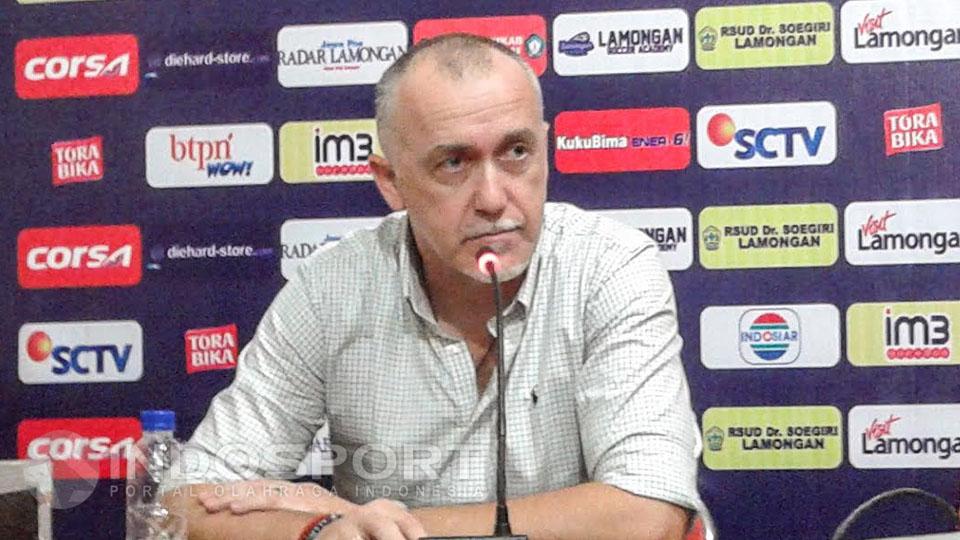 Pelatih Pusamania Borneo FC, Dragan Djukanovic, saat konferensi pers usai tim asuhannya dikalahkan Persela Lamongan. Copyright: Ian Setiawan/INDOSPORT