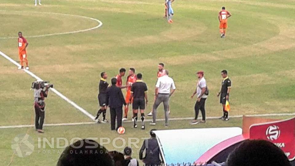 Dragan Djukanovic saat memprotes wasit di laga Persela vs Pusamania Borneo FC. Copyright: Ian Setiawan/INDOSPORT