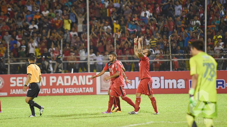 Kegembiraan pemain Semen Padang usai membekukan Persib Bandung dengan skor 4 - 0.
