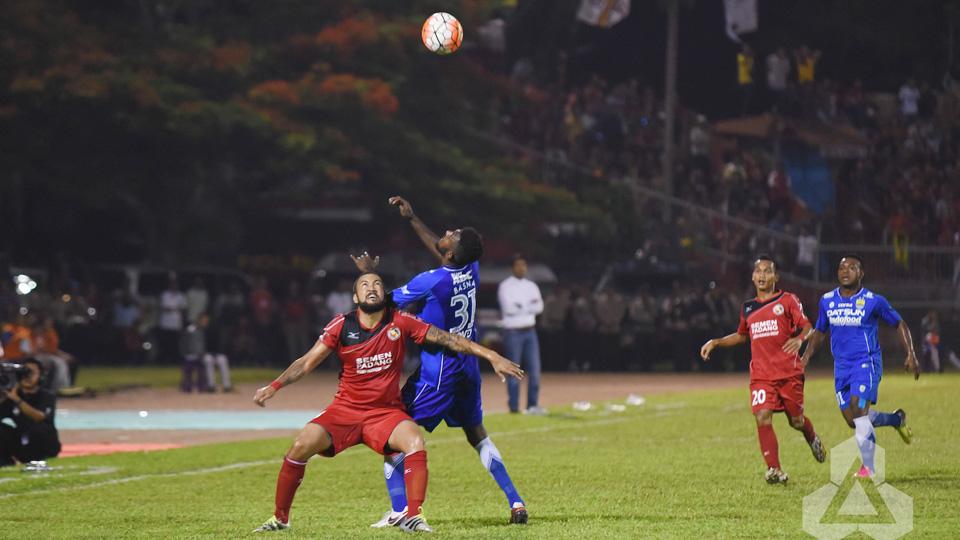 Kedua pemain Semen Padang vs Persib Bandung beradu di ajang Torabika Soccer Championship (TSC). Copyright: Indonesiansc