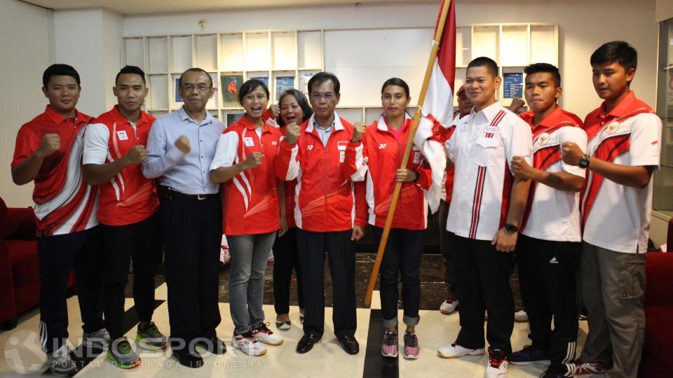 Para atlet yang akan berlaga di Olimpiade 2016 foto bersama usai acara pelepasan di Kantor KOI, Rabu (27/07/16).