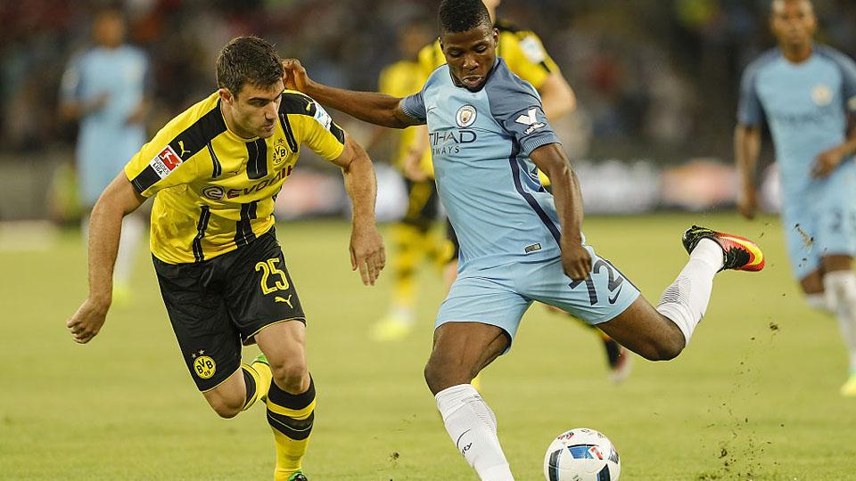 Penyerang Man City, Kelechi Iheanacho dibayangi bek Dortmund, Sokratis Papastathopoulos. Copyright: Internet