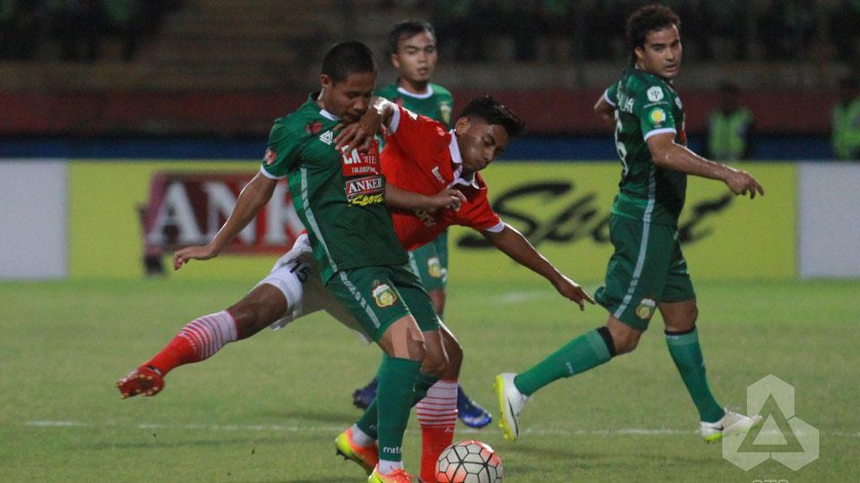 Pemain Bhayangkara Surabaya United, Evan Dimas dikawal ketat pemain Persija Jakarta, Sabtu (30/07/16).