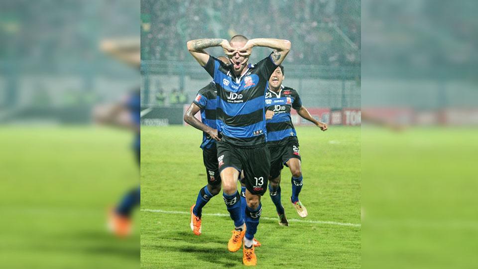 Pemain asing Madura United, Dane Milovanovic melakukan selebrasi 