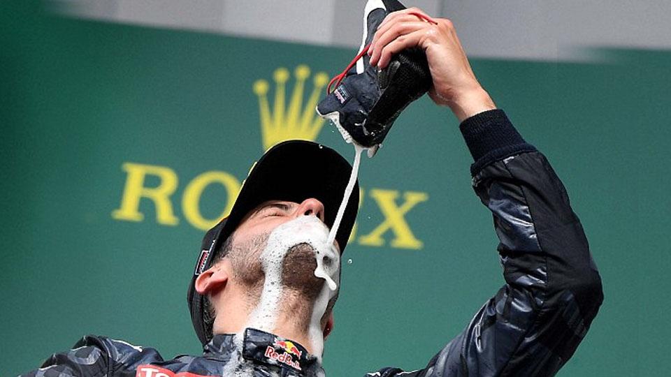 Daniel Ricciardo merayakan kemenangan pada posisi kedua di Hockenheim dengan minum sampanye dari sepatunya. Copyright: internet