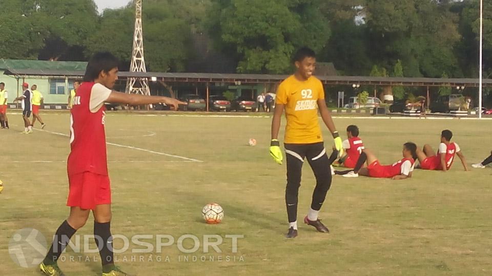 Syaifu (Baju Kuning) mendapat arahan dari pemain PSM, Syamsu haeruddin dalam latihan, Selasa 02 agustus 2016 di lapangan Kodam VII/Wirabuana, Makassar. Copyright: Muhammad Nur/INDOSPORT