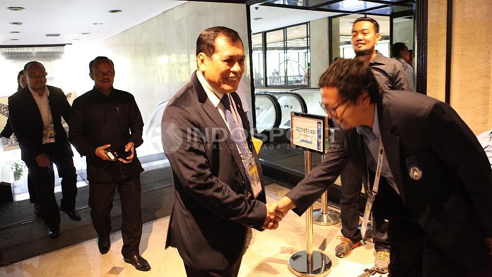 Mantan Ketua Umum PSSI, Nurdin Halid saat tiba di Hotel Mercure tempat berlangsungnya KLB PSSI.
