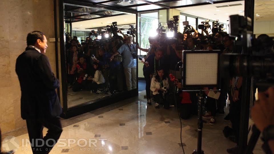 Puluhan wartawan bersiap mewawanarai Mantan Ketum PSSI, Nurdin Halid.