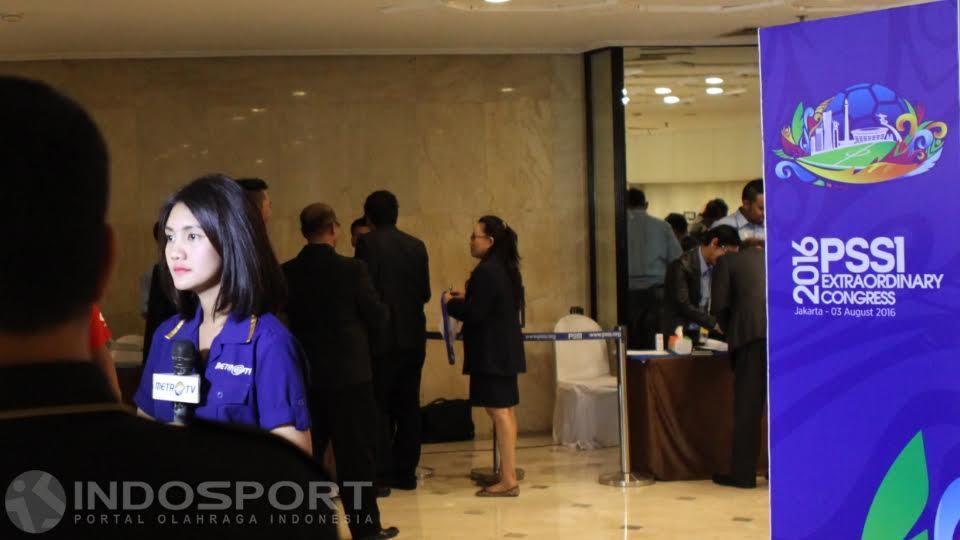 Beberapa stasiun TV menayangkan secara Live KLB PSSI di Hotel Mercure, Ancol.