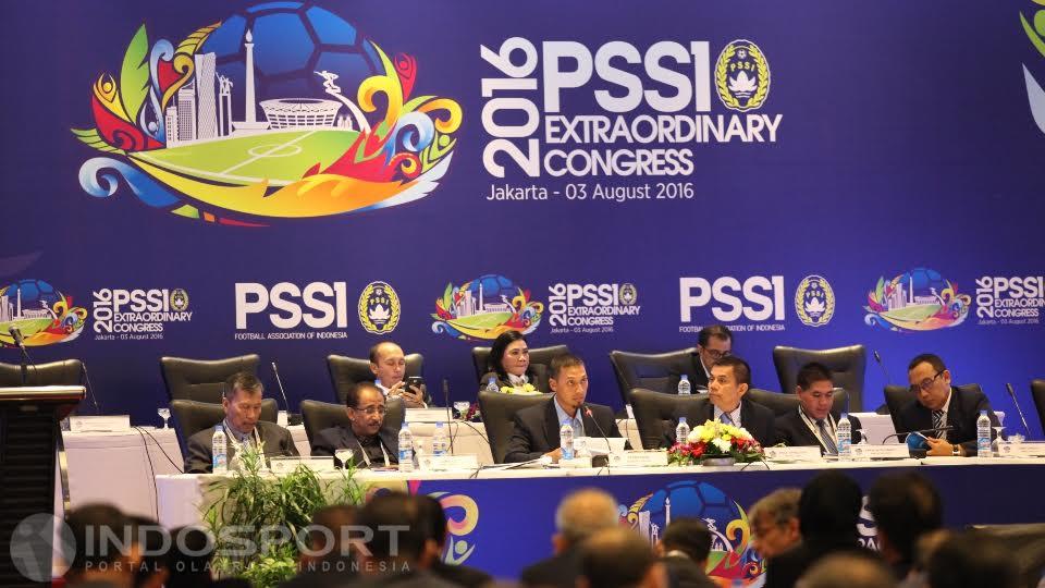 Sekjen PSSI Azwan Karim (tengah), Plt Ketua Umum PSSI Hinca Pandjaitan beserta para anggota Exco memimpin diselenggarakannya KLB PSSI. Copyright: Herry Ibrahim/INDOSPORT