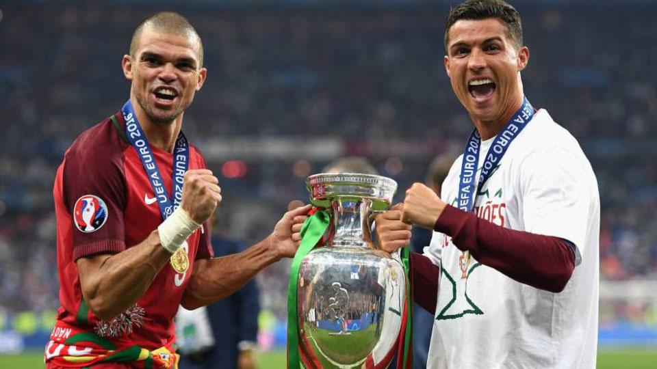 Pepe (kiri) dan Cristiano Ronaldo selebrasi dengan menunjukan trofi Euro 2016. Copyright: INTERNET