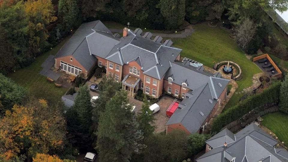 Perampok bertopeng berusaha merampok rumah bintang Manchester United (Wayne Rooney). Copyright: internet