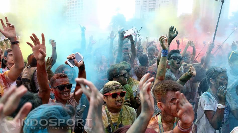 Ribuan pecinta olahraga lari mengikuti event The Color Run 2016 di Parkir Timur Senayan, Jakarta. - INDOSPORT