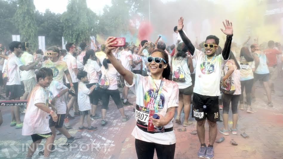 Banyak diantara peserta asik ber-selfie saat acara berlangsung.