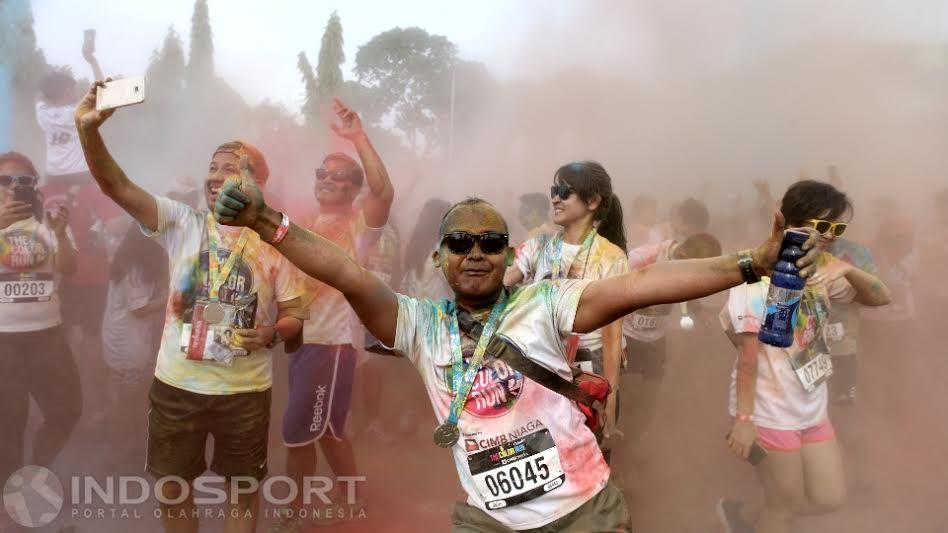 Yang unik dari kegiatan ini adalah para peserta bisa merasakan serbuk warna warni yang aman bagi tubuh.