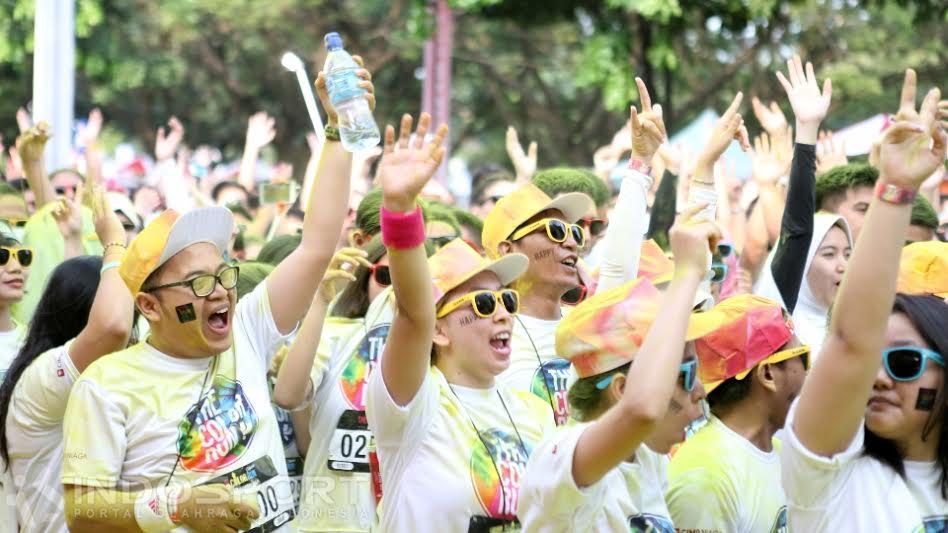 Para peserta dibauri bubuk warna warni sebelum melakukan start.