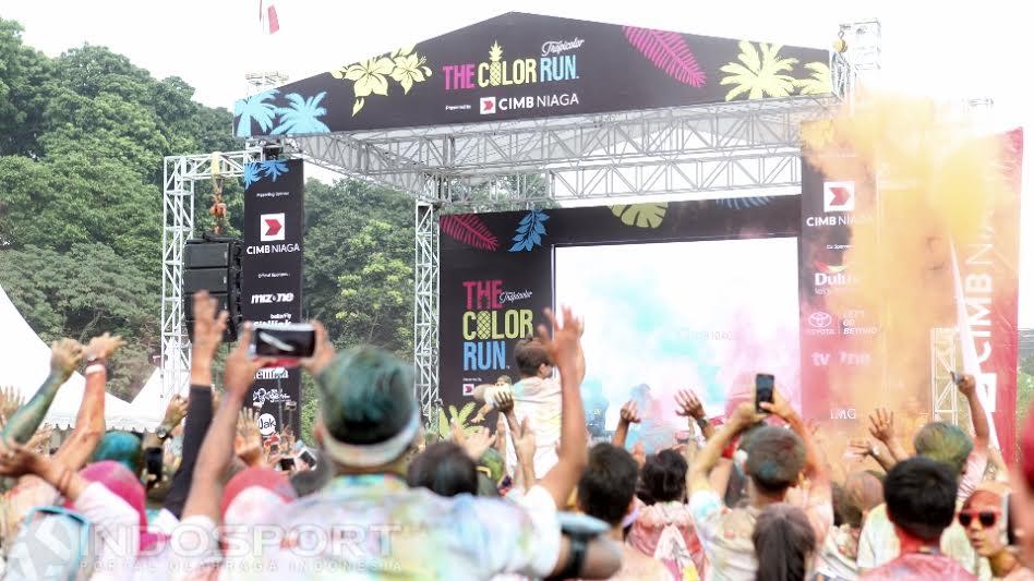 Setelah para peserta menyelesaikan lari, mereka berkumpul di tengah-tengah panggung untuk berjoget dan merasakan serbuk warna-warni.