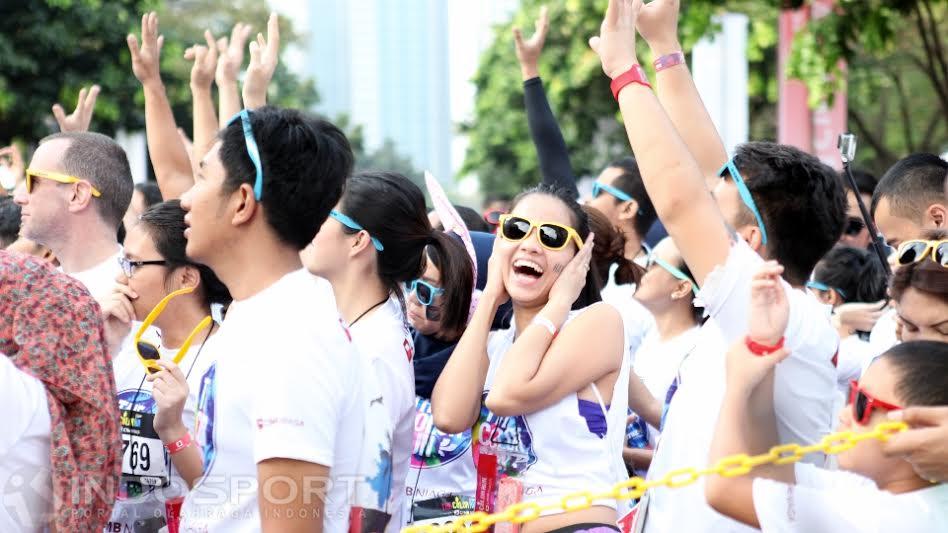 Salah satu peserta wanita cantik (tengah) terlihat begitu gembira mengikuti The Colour Run.