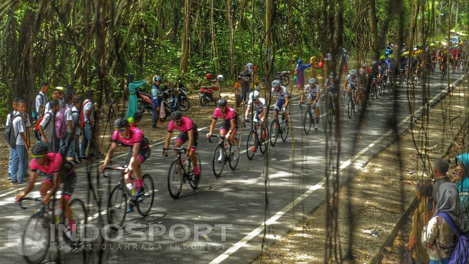 Para pembalap Tour de Singkarak menikmati pemandangan salah satu eksotisme alam di etape III.