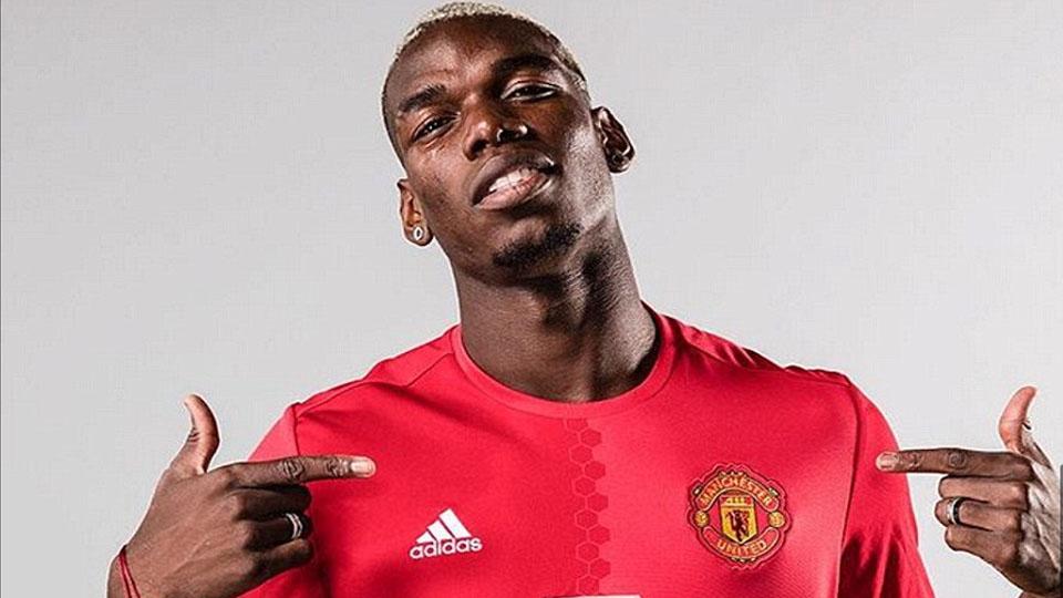 Paul Pogba dalam sesi perkenalan dengan Manchester United. Copyright: INTERNET